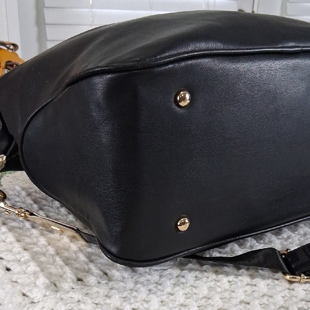 Versace Black Leather Shoulder Bag Glod Hradwear - Picture 6 of 16